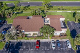 890 N Village Dr, Unit 103 in St. Petersburg, FL - Building Photo