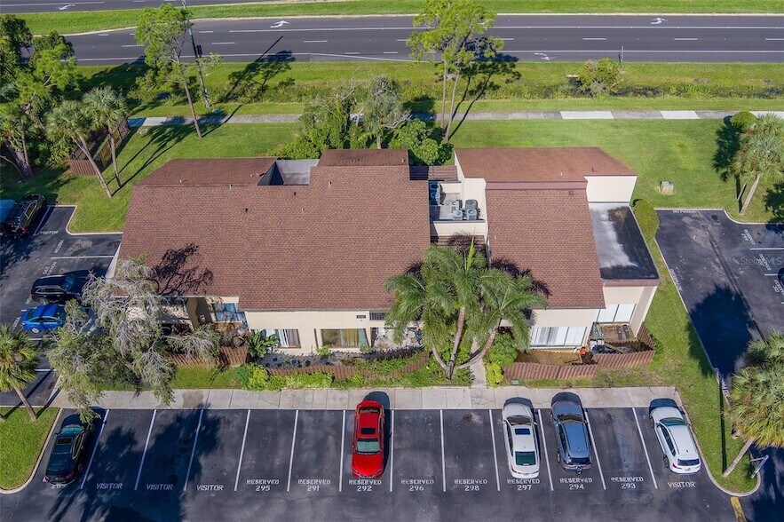 890 N Village Dr, Unit 103 in St. Petersburg, FL - Building Photo