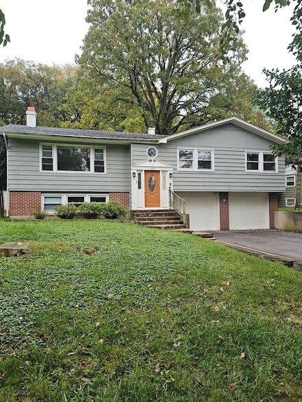 600 Hawthorne Ln in Carpentersville, IL - Building Photo