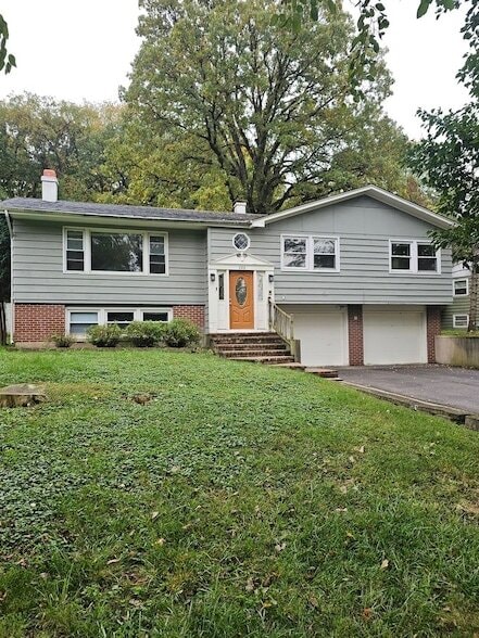property at 600 Hawthorne Ln