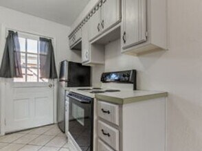 7123 NW 16th St in Bethany, OK - Foto de edificio - Building Photo