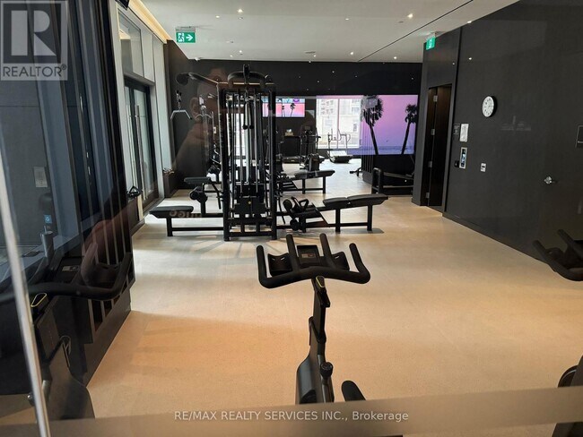 11 Yorkville Ave in Toronto, ON - Building Photo - Building Photo