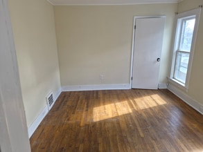 15 Hubbard St, Unit Upstairs front in Cortland, NY - Foto de edificio - Building Photo