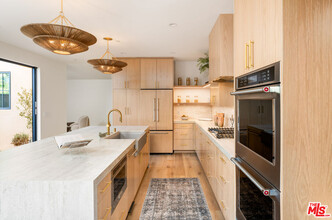 1008 Oakwood Ave in Los Angeles, CA - Building Photo - Building Photo