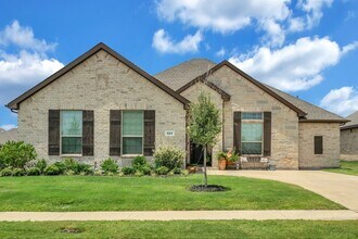 621 Mesquite Grove Rd in Midlothian, TX - Foto de edificio - Building Photo