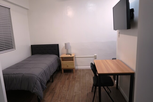 6118 SW 19th St, Unit Room Furnitured in Miramar, FL - Building Photo - Building Photo