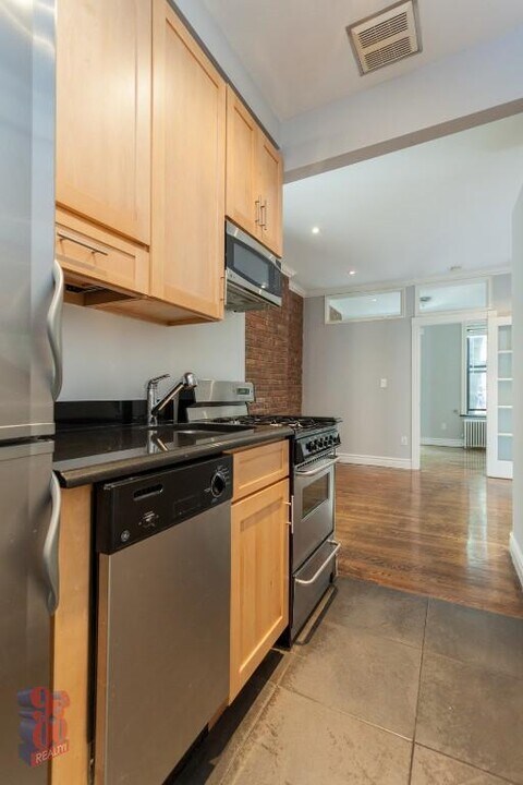 95 Perry St in New York, NY - Building Photo