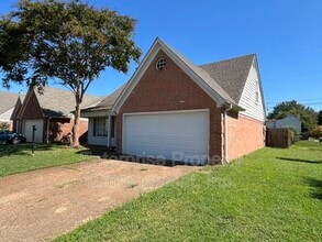 8452 Creek Front Dr in Memphis, TN - Building Photo - Building Photo