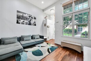 375 Kingston Ct in West New York, NJ - Building Photo