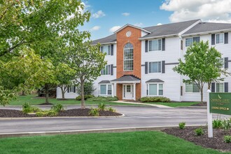 Cambridge Court Apartments in Brook Park, OH - Foto de edificio - Building Photo