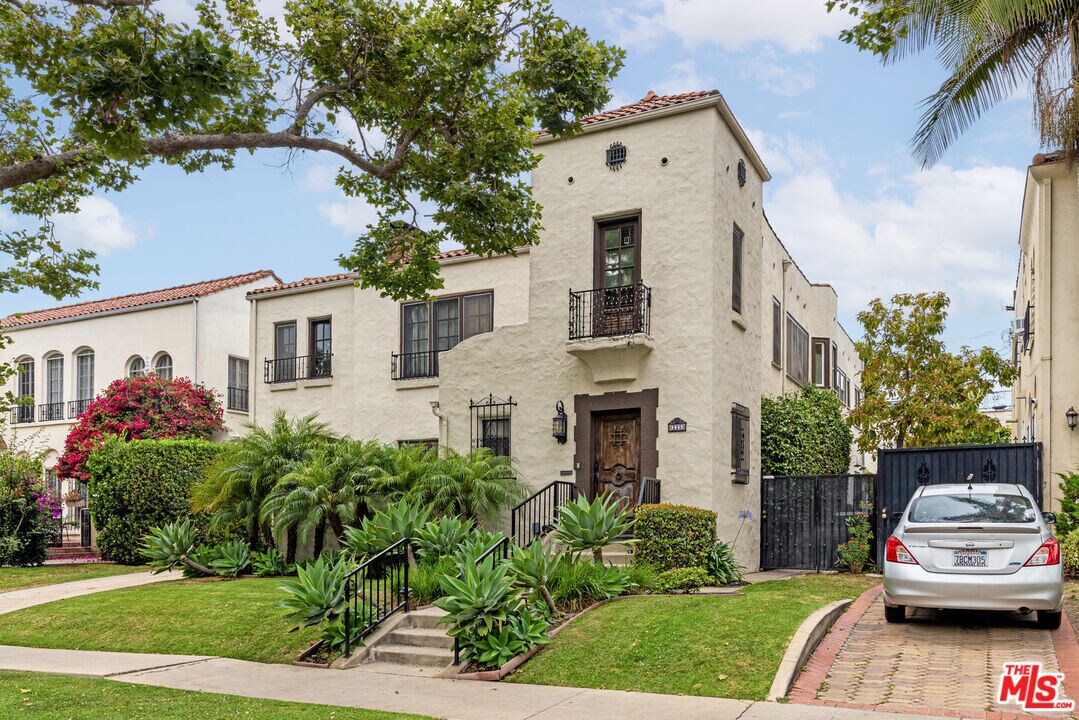 235 S Orange Dr in Los Angeles, CA - Building Photo