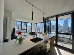 152 W Huron St, Unit 3401 in Chicago, IL - Foto de edificio - Building Photo