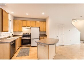 8686 NE Hyde Park Ln in Hillsboro, OR - Building Photo - Building Photo