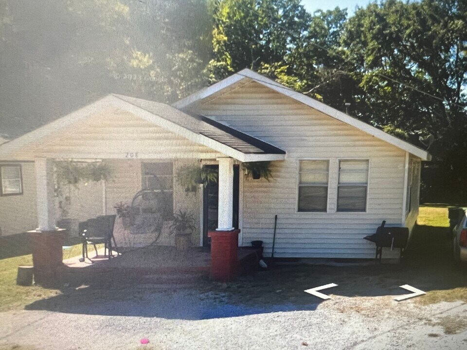 208 S Canal St in Tupelo, MS - Foto de edificio