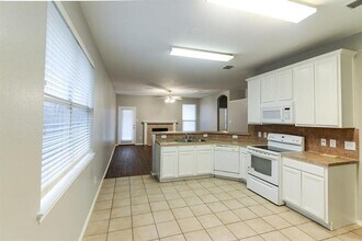 12661 Oakwood Cir in Euless, TX - Building Photo - Building Photo
