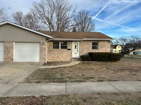 303 N 4th St in Auburn, IL - Building Photo