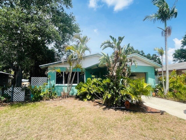 212 NE Madison Cir N in St. Petersburg, FL - Building Photo