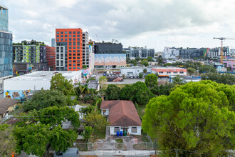 130 NW 30th St in Miami, FL - Foto de edificio - Building Photo