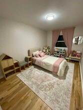 229 E 237th St, Unit First floor unit in Bronx, NY - Foto de edificio - Building Photo