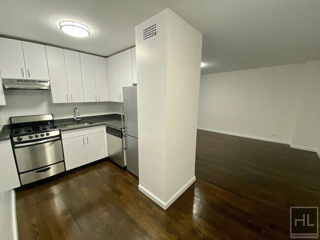 E 16 ST in New York, NY - Building Photo - Building Photo