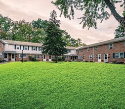 Colonial Village in Plainville, CT - Foto de edificio - Building Photo