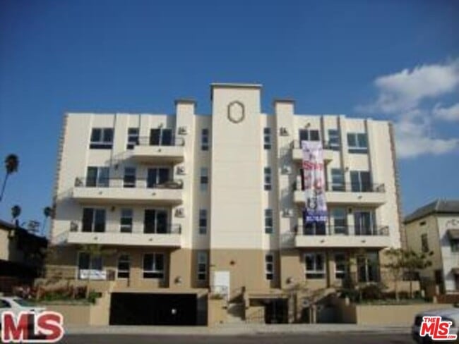 property at 412 S Wilton Pl