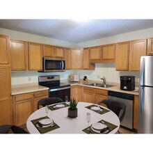 Lakewood Place Apartments in White Bear Lake, MN - Foto de edificio - Building Photo