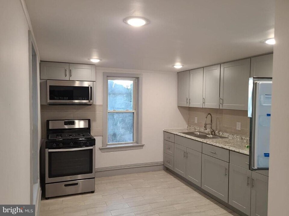 33 High St in Woodbury, NJ - Building Photo
