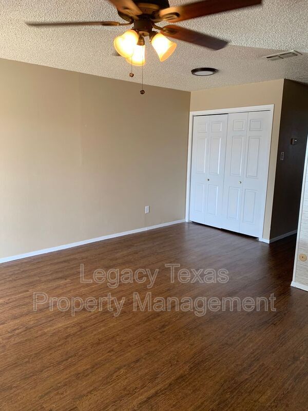 1419 W Kilpatrick St in Cleburne, TX - Building Photo - Building Photo