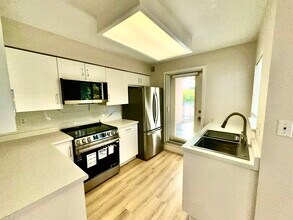 612 Fifth Av in New Westminster, BC - Building Photo - Building Photo