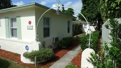 1633 NE 4th Pl in Fort Lauderdale, FL - Foto de edificio - Building Photo