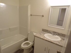 320 S Main St in Bonham, TX - Building Photo - Building Photo