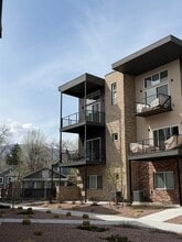 1746 Creek Edge Vw in Colorado Springs, CO - Foto de edificio - Building Photo