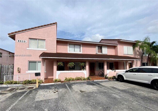 8039 Lake Dr in Doral, FL - Foto de edificio - Building Photo