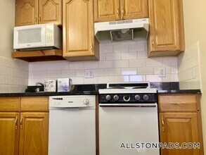 1110 Commonwealth Ave in Boston, MA - Building Photo - Building Photo