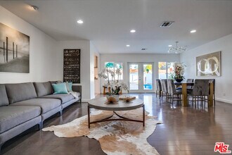 12527 Emelita St in Los Angeles, CA - Building Photo - Building Photo