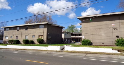 Rosewood Manor in Sacramento, CA - Building Photo - Building Photo