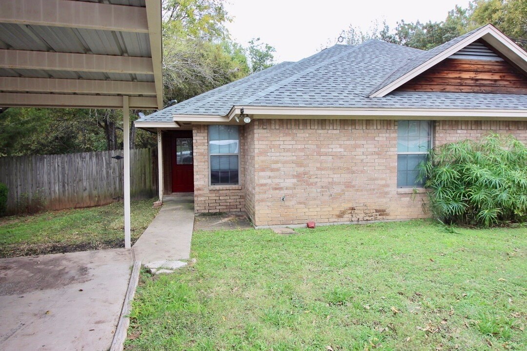 950 E 3rd St in Weatherford, TX - Building Photo