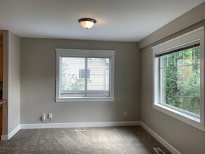 1733 SW Marigold St in Portland, OR - Building Photo - Building Photo