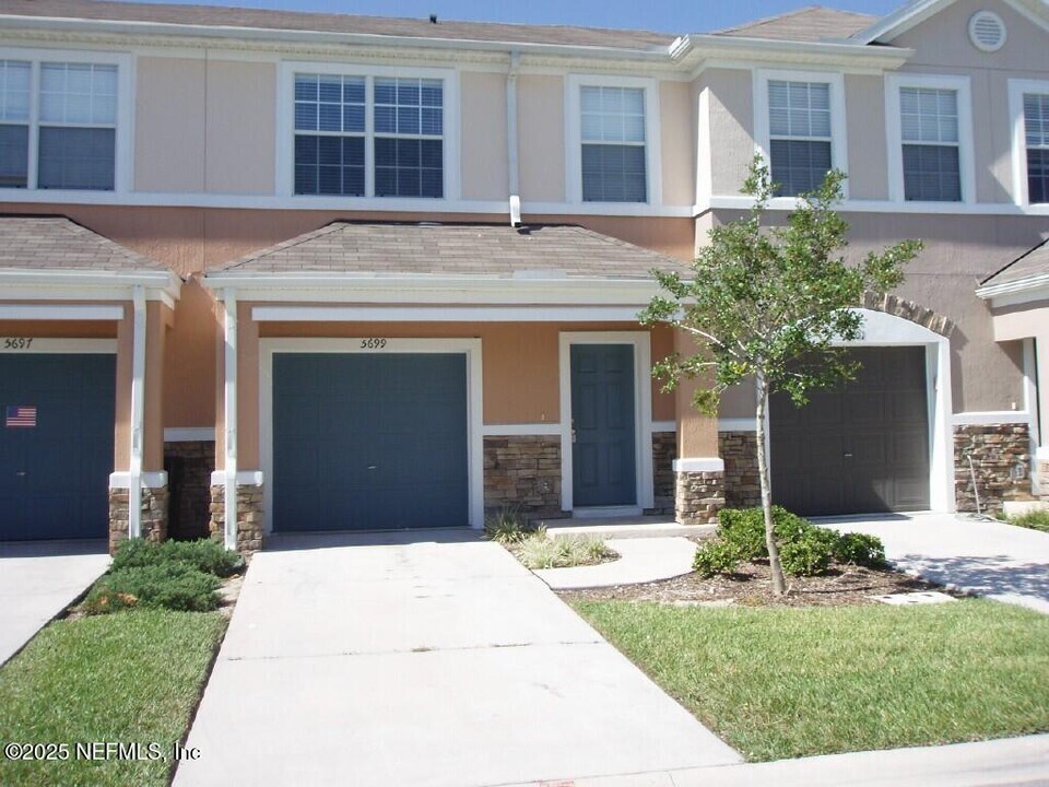 5699 Parkstone Crossing Dr in Jacksonville, FL - Building Photo