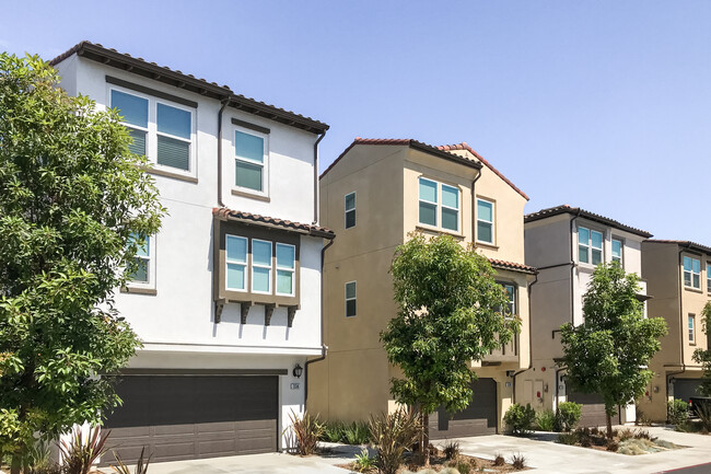 Trapezoid Condominium in Anaheim, CA - Building Photo - Building Photo