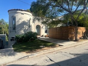 2468 Lyric Ave, Unit 2468 12 in Los Angeles, CA - Building Photo - Building Photo