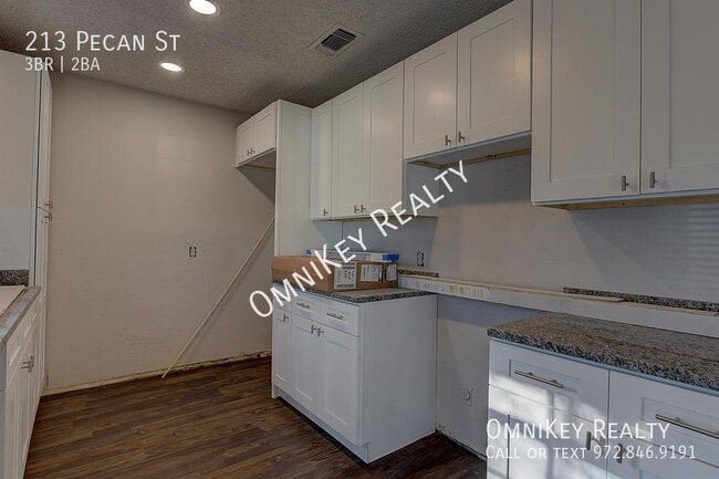 213 Pecan St in Azle, TX - Foto de edificio - Building Photo