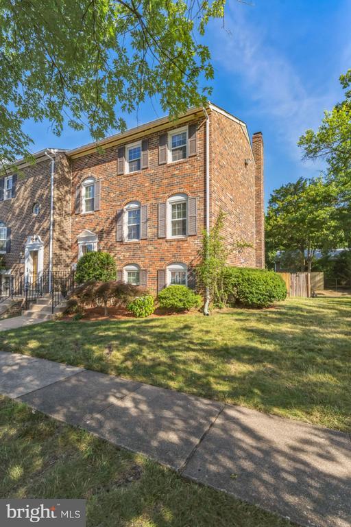 property at 4600 Linmar Ct