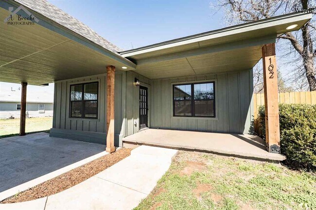 102 W Magnolia Ave in Iowa Park, TX - Building Photo - Building Photo