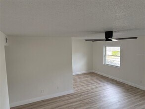 9218 Tudor Dr in Tampa, FL - Building Photo - Building Photo
