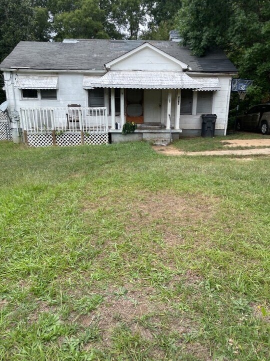 208 Clemson St in Laurens, SC - Foto de edificio