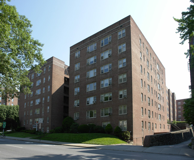 Weskora Owners' Corporation in White Plains, NY - Foto de edificio - Building Photo