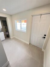 850 NW 109th St in Miami, FL - Building Photo - Building Photo