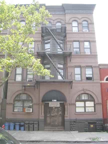 160 Vernon Ave in Brooklyn, NY - Building Photo